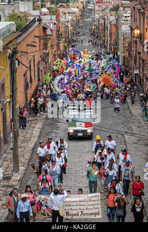 Eisenbahner führen eine fiesta Prozession durch die Stadt zu Beginn des einwöchigen Fiesta des Schutzheiligen St. Michael 22. September 2017 in San Miguel de Allende, Mexiko. Stockfoto