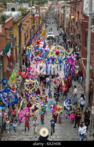 Eisenbahner führen eine fiesta Prozession durch die Stadt zu Beginn des einwöchigen Fiesta des Schutzheiligen St. Michael 22. September 2017 in San Miguel de Allende, Mexiko. Stockfoto