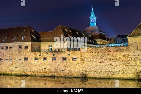 Nacht beleuchtung der Ecole Nationale d'Administration in Straßburg, Frankreich Stockfoto