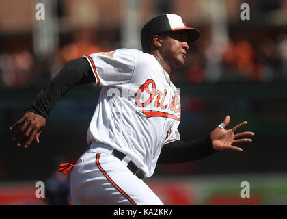 Baltimore Orioles 2B Jonathan Schoop (6) runden dritten Base auf dem Weg nach Hause während der ersten Inning des Spiels gegen die Tampa Bay Rays, Oriole Park in Camden Yards, Baltimore, MD, am 24. September 2017. Foto/Mike Buscher/Cal Sport Media Stockfoto