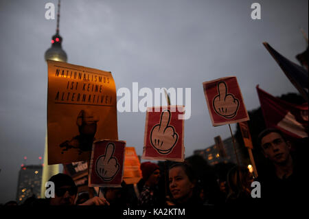 Mehrere hundert Menschen nahmen an einer Demonstration gegen die Afd. Mehr als 1000 Menschen vor einem Club in Berlin, wo die AfD ist die Organisation seiner Wahl Partei demonstrieren. Foto: Markus Heine - - - - - - - - - - - - - - - - - - - - - - - - - - - - - - Veröffentlichung nur mit Fotografennennung, sowie gegen Unsere und Belegexemplar. Bankverbindung: IBAN: DE 65660908000004437497 BIC CODE: GENODE 61 BBB Badische Beamten Bank Karlsruhe USt-Id Nr: DE 291853306 Bitte beachten Sie: Alle Rechte vorbehalten! Nicht ohne Copyright veröffentlichen! Stand: 09.2017 - - - - - - - - - - - - - - - - - - - - - - - - - - - - - - Stockfoto