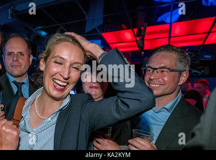 Berlin, Deutschland. 24 Sep, 2017. Die AfD Prime Candidate Alice Weidel und Gäste feiern an der Alternative für Deutschland (AfD, Alternative für Deutschland) Wahl Party in Berlin, Deutschland, 24. September 2017. Credit: Jens Büttner/dpa/Alamy leben Nachrichten Stockfoto