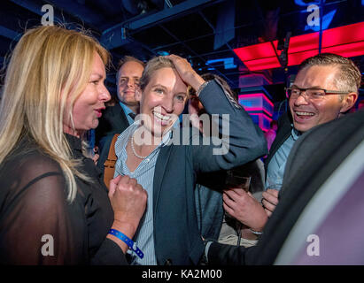 Berlin, Deutschland. 24 Sep, 2017. Die AfD Prime Candidate Alice Weidel (C) und Gäste feiern an der Alternative für Deutschland (AfD, Alternative für Deutschland) Wahl Party in Berlin, Deutschland, 24. September 2017. Credit: Jens Büttner/dpa/Alamy leben Nachrichten Stockfoto