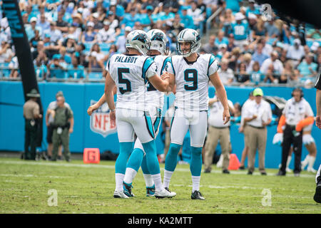 Charlotte, North Carolina, USA. 24 Sep, 2017. Carolina Panthers kicker Graham Gano (9) trat ein Field Goal an der Bank von Amerika Stadium in Charlotte, NC. New Orleans Saints weiter auf 34 bis 13 über die Carolina Panthers gewinnen. Credit: Jason Walle/ZUMA Draht/Alamy leben Nachrichten Stockfoto