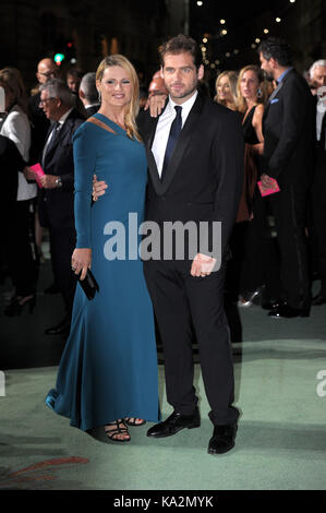 Mailand, Italien. 24 Sep, 2017. Mailand, grünen Teppich Fashion Awards Ankunft im Theater Scala abgebildet: Michelle Hunziker, Tomaso Trussardi Credit: Unabhängige Fotoagentur/Alamy leben Nachrichten Stockfoto