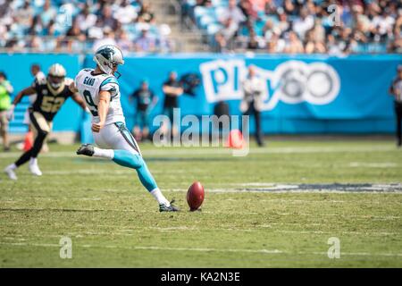 Charlotte, North Carolina, USA. 24 Sep, 2017. Carolina Panthers kicker Graham Gano (9) während des Spiels auf der Bank von Amerika Stadium in Charlotte, NC. New Orleans Saints weiter auf 34 bis 13 über die Carolina Panthers gewinnen. Credit: Jason Walle/ZUMA Draht/Alamy leben Nachrichten Stockfoto