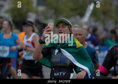 Berlin, Deutschland. 24. September 2017. Ein Runner ist ein selfie während der Ausführung von Mehr als 43.000 Läufer aus 137 Nationen auf den Straßen von Berlin fand im 44th BMW Berlin Marathon teilzunehmen. Quelle: Michael Debets/Alamy leben Nachrichten Stockfoto