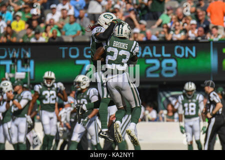 East Rutherford, New Jersey, USA. 24 Sep, 2017. Terrence Brooks (23) der New York Jets feiert mit Mannschaftskameraden Darryl Roberts nach einer Interception während eines Spiels gegen die Miami Dolphins an Metlife Stadium in East Rutherford, New Jersey. Gregory Vasil/Cal Sport Media/Alamy leben Nachrichten Stockfoto