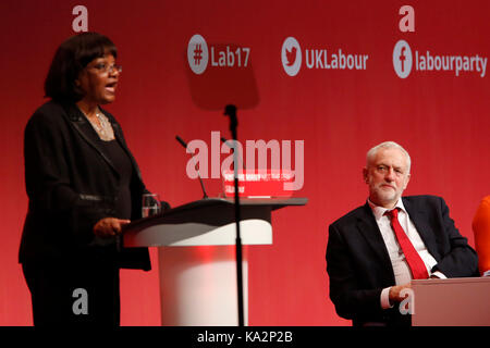 Brighton, UK. 24. September, 2017. Jeremy Corbyn, Führer der oppositionellen Labour Party Großbritanniens hört auf Diane Abbott, Schatten Home Secretary, wie Sie eine Rede während der jährlichen Konferenz der Labour Party in Brighton, Großbritannien Sonntag, 24. September 2017. Foto: Credit: Lukas MacGregor/Alamy leben Nachrichten Stockfoto