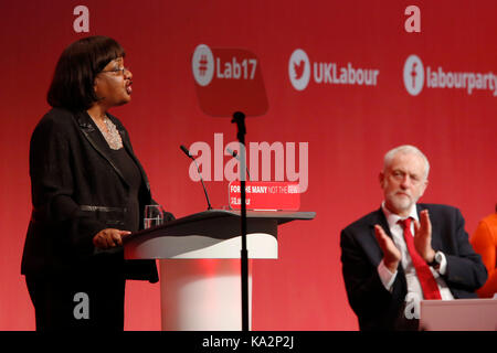 Brighton, UK. 24. September, 2017. Jeremy Corbyn, Führer der oppositionellen Labour Party Großbritanniens hört auf Diane Abbott, Schatten Home Secretary, wie Sie eine Rede während der jährlichen Konferenz der Labour Party in Brighton, Großbritannien Sonntag, 24. September 2017. Foto: Credit: Lukas MacGregor/Alamy leben Nachrichten Stockfoto