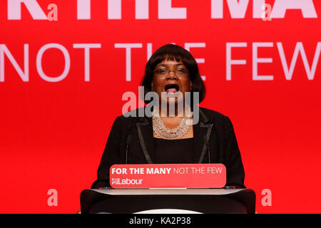 Brighton, UK. 24. September, 2017. Diane Abbott, Schatten Home Secretary, macht eine Rede während der jährlichen Konferenz der Labour Party in Brighton, Großbritannien Sonntag, 24. September 2017. Foto: Credit: Lukas MacGregor/Alamy leben Nachrichten Stockfoto