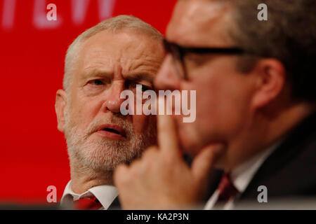 Brighton, UK. 24. September, 2017. Jeremy Corbyn (L), der Führer der oppositionellen Labour Party in Großbritannien sitzt neben Stellvertretender Tom Watson während der jährlichen Konferenz der Labour Party in Brighton, Großbritannien Sonntag, 24. September 2017. Foto: Credit: Lukas MacGregor/Alamy leben Nachrichten Stockfoto