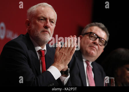 Brighton, UK. 24. September, 2017. Jeremy Corbyn (L), der Führer der oppositionellen Labour Party in Großbritannien sitzt neben Stellvertretender Tom Watson während der jährlichen Konferenz der Labour Party in Brighton, Großbritannien Sonntag, 24. September 2017. Foto: Credit: Lukas MacGregor/Alamy leben Nachrichten Stockfoto