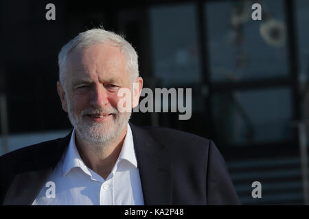 Brighton, UK. 24. September, 2017. Jeremy Corbyn, Führer der oppositionellen Labour Party in Großbritannien kommt ein Interview für die "Andrew Marr Show" während der jährlichen Konferenz der Labour Party in Brighton, Großbritannien Sonntag, 24. September 2017 zu tun. Foto: Credit: Lukas MacGregor/Alamy leben Nachrichten Stockfoto