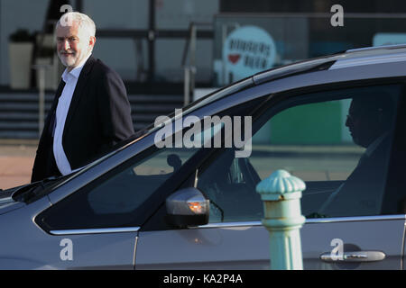 Brighton, UK. 24. September, 2017. Jeremy Corbyn, Führer der oppositionellen Labour Party in Großbritannien kommt ein Interview für die "Andrew Marr Show" während der jährlichen Konferenz der Labour Party in Brighton, Großbritannien Sonntag, 24. September 2017 zu tun. Foto: Credit: Lukas MacGregor/Alamy leben Nachrichten Stockfoto