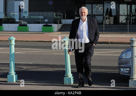 Brighton, UK. 24. September, 2017. Jeremy Corbyn, Führer der oppositionellen Labour Party in Großbritannien kommt ein Interview für die "Andrew Marr Show" während der jährlichen Konferenz der Labour Party in Brighton, Großbritannien Sonntag, 24. September 2017 zu tun. Foto: Credit: Lukas MacGregor/Alamy leben Nachrichten Stockfoto