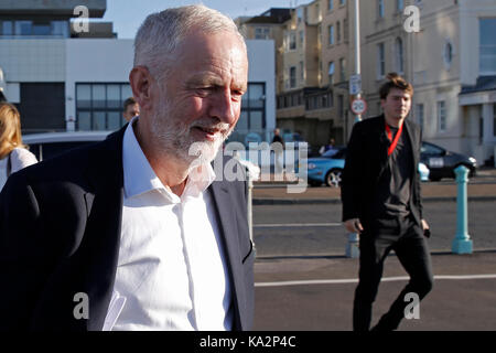 Brighton, UK. 24. September, 2017. Jeremy Corbyn, Führer der oppositionellen Labour Party in Großbritannien kommt ein Interview für die "Andrew Marr Show" während der jährlichen Konferenz der Labour Party in Brighton, Großbritannien Sonntag, 24. September 2017 zu tun. Foto: Credit: Lukas MacGregor/Alamy leben Nachrichten Stockfoto