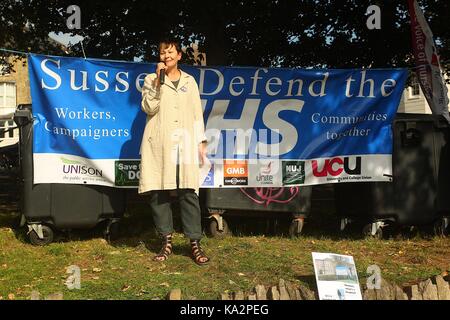 Brighton, UK. 24. September, 2017. NHS Mitkämpfer auf der Ebene in Brighton versammeln und an Caroline Lucas hören, bevor Marschieren durch Brighton. Quelle: Rupert Rivett/Alamy leben Nachrichten Stockfoto