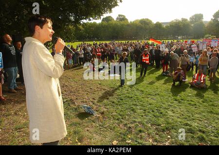 Brighton, UK. 24. September, 2017. NHS Mitkämpfer auf der Ebene in Brighton versammeln und an Caroline Lucas hören, bevor Marschieren durch Brighton. Quelle: Rupert Rivett/Alamy leben Nachrichten Stockfoto