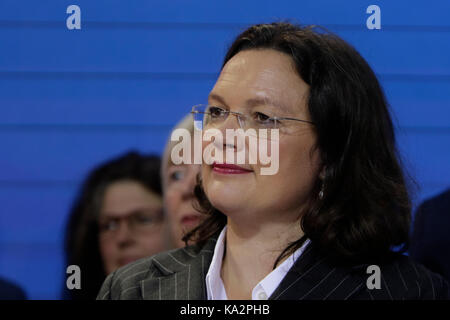 Berlin, Deutschland. 24. September 2017. Andrea Nahles, Minister für Arbeit und soziale Angelegenheiten, hört die Rede von Martin Schulz. Die Kandidaten für den deutschen Kanzlerkandidaten und Vorsitzender der SPD (Sozialdemokratische Partei Deutschlands) Mitglieder der Partei und der Presse in die Partei zentrale gerichtet, das Willy-Brandt-Haus in Berlin. Er wurde von fuehrenden SPD-Politikern begleitet. Stockfoto