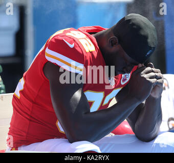 Carson, Ca. 24 Sep, 2017. Kansas City Chiefs linebacker Tanoh Kpassagnon #92 sammelt seine Gedanken wie Er sitzt während der Nationalhymne vor dem NFL Kansas City Chiefs Los Angeles Ladegeräte bei Stubhub Center in Carson vs, am 24. September 2017 Ca. (Absolut komplette Fotograf & Company Credit: Jevone Moore/MarinMedia.org/Cal Sport Media (Netzwerk Fernsehen wenden Sie sich bitte an den zuständigen Vertriebsmitarbeiter für das Fernsehen. Credit: Csm/Alamy leben Nachrichten Stockfoto