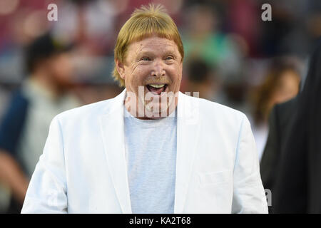 Landover, MD, USA. 24 Sep, 2017. Oakland Raiders Besitzer Mark Davis geht den Nebenerwerb vor dem Sonntag Nacht matchup zwischen den Oakland Raiders und den Washington Redskins an FedEx Field in Landover, Md. Credit: Csm/Alamy leben Nachrichten Stockfoto