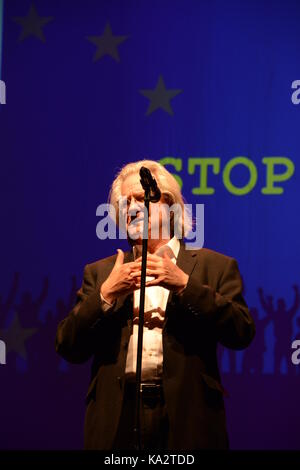 Brighton, UK. 24. September, 2017. Nach Brighton und Hove für EU-März und Rally früh am Tag, Professor AC Grayling spricht zu den Demonstranten am Abend im Brighton Dome Theater. Credit: Aztec Images/Alamy leben Nachrichten Stockfoto