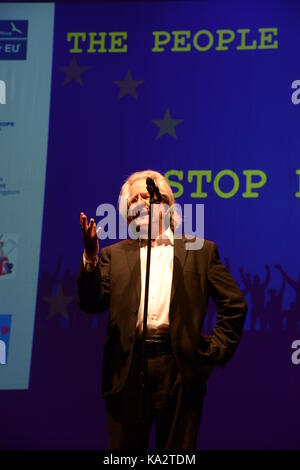 Brighton, UK. 24. September, 2017. Nach Brighton und Hove für EU-März und Rally früh am Tag, Professor AC Grayling spricht zu den Demonstranten am Abend im Brighton Dome Theater. Credit: Aztec Images/Alamy leben Nachrichten Stockfoto