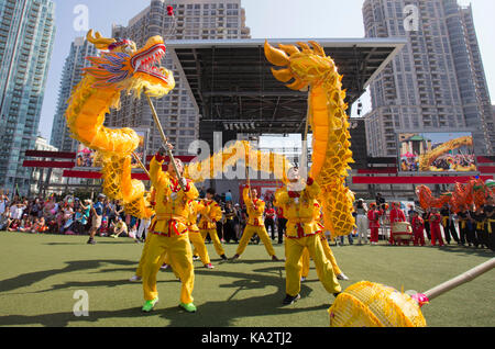 Toronto, Kanada. 24 Sep, 2017. Eine Dragon dance Team führt während der 2017 Dragon Lion Dance Festival in Mississauga, Ontario, Kanada, Sept. 24, 2017. Credit: Zou Zheng/Xinhua/Alamy leben Nachrichten Stockfoto