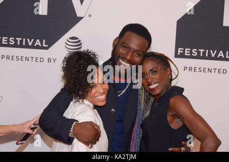 New York, NY, USA. 24 Sep, 2017. (L - R) Dawn-Lyen Gardner, Kofi Siriboe und Rutina Wesley im Tribeca TV Festival, die von AT&T, Mitte der Saison Premiere der Königin Zucker am 24. September 2017 an der Cinepolis Chelsea in NEW YORK CITY. Credit: Raymond Hagans/Medien Punch/Alamy leben Nachrichten Stockfoto