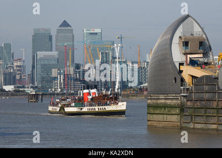 London, Vereinigtes Königreich. 24. September, 2017. Historischen schottischen Raddampfer Waverley Ansätze und führt durch die berühmten Thames Barrier am ersten Wochenende von ihrem jährlichen Saison an der Themse. Die beliebten Clyde gebaute Schiff - der letzte See Raddampfer der Welt - in diesem Jahr feiert den 70. Jahrestag der Jungfernfahrt. Rob Powell/Alamy leben Nachrichten Stockfoto