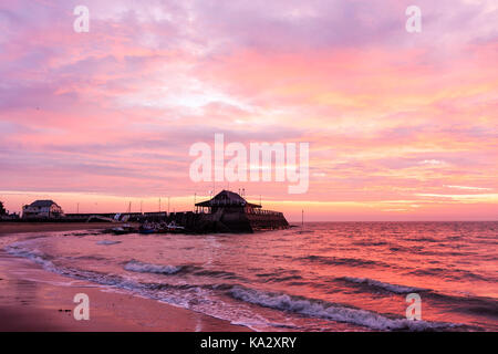 England, Broadstairs. Dämmerung Himmel über den Kanal und den Hafen. Vor allem rötlichen Himmel mit viel Wolke, die das Licht auf dem Meer und Sand reflektieren. Stockfoto