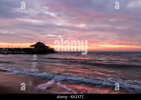 England, Broadstairs. Dämmerung Himmel über den Kanal und den Hafen. Vor allem rötlichen Himmel mit viel Wolke, die das Licht auf dem Meer und Sand reflektieren. Stockfoto