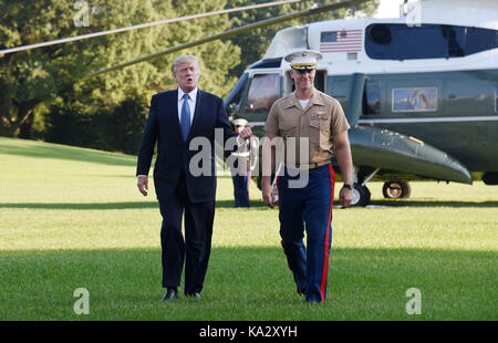 Washington, DC. 24 Sep, 2017. Präsidenten der Vereinigten Staaten Donald J. Trumpf geht auf das Weiße Haus mit Pilot James Thompson Jr. nach seinem letzten Marine One Flug Abschluss auf dem Südrasen des Weißen Hauses am 24. September 2017 in Washington, DC. Credit: Olivier Douliery/Pool über CNP - KEINE LEITUNG SERVICE-Credit: Olivier Douliery/konsolidierte News Fotos/Olivier Douliery-Pool über CNP/dpa/Alamy leben Nachrichten Stockfoto