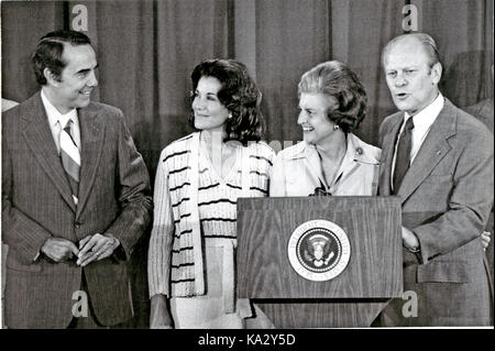 Präsidenten der Vereinigten Staaten Gerald R. Ford, rechts, verkündet US-Senator Bob Dole (Republikaner von Kansas), Links, als sein laufender Gehilfe, während einer Pressekonferenz auf der Crown Center Hotel während der Republican National Convention 1976 in Kansas City, Missouri am 19 August, 1976. Von links nach rechts: Senator Bob Dole; seine Frau, Frau Kommissarin von der Federal Trade Commission, Elizabeth Hanford Dole; erste Dame Betty Ford Links; Präsident Ford. Credit: Arnie Sachs/CNP - KEINE LEITUNG SERVICE - Foto: Arnie Sachs/konsolidierte News Fotos/Arnie Sachs - CNP Stockfoto