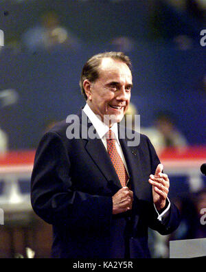 Philadelphia, USA. 12. Jan 2003. Der ehemalige US-Senator Bob Dole (Republikaner für Kansas) spricht zu den 2000 Republican National Convention im First Union Center in Philadelphia, Pennsylvania, am 1. August 2000. Quelle: Ron Sachs/CNP - KEINE LEITUNG SERVICE-Credit: Ron Sachs/konsolidierte News Fotos/Ron Sachs - CNP/dpa/Alamy leben Nachrichten Stockfoto