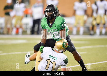 September 23, 2017:.uab Blazers quarterback A.J. Erdely (11) ist von Nordtexas Mittelgrün linebacker Josua Wheeler (18). während einer NCAA Football Spiel zwischen der Univerisity Alabama Birmingham Blazer und der North Texas Mean-Green Adler bei Apogee Stadion in Denton, Texas. Manny Flores/CSM Stockfoto