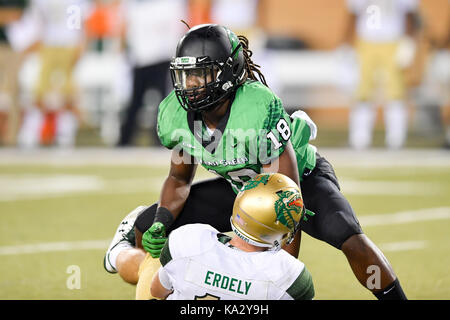 September 23, 2017:.uab Blazers quarterback A.J. Erdely (11) ist von Nordtexas Mittelgrün linebacker Josua Wheeler (18). während einer NCAA Football Spiel zwischen der Univerisity Alabama Birmingham Blazer und der North Texas Mean-Green Adler bei Apogee Stadion in Denton, Texas. Manny Flores/CSM Stockfoto