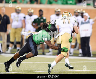 September 23, 2017:.uab Blazers quarterback A.J. Erdely (11) ist von Nordtexas Mittelgrün linebacker Josua Wheeler (18). während einer NCAA Football Spiel zwischen der Univerisity Alabama Birmingham Blazer und der North Texas Mean-Green Adler bei Apogee Stadion in Denton, Texas. Manny Flores/CSM Stockfoto