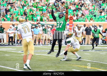 September 23, 2017:.uab Blazers quarterback A.J. Erdely (11) über Nordtexas Mittelgrün linebacker Brandon Garner (37). während einer NCAA Football Spiel zwischen der Univerisity Alabama Birmingham Blazer und der North Texas Mean-Green Adler bei Apogee Stadion in Denton, Texas. Manny Flores/CSM Stockfoto