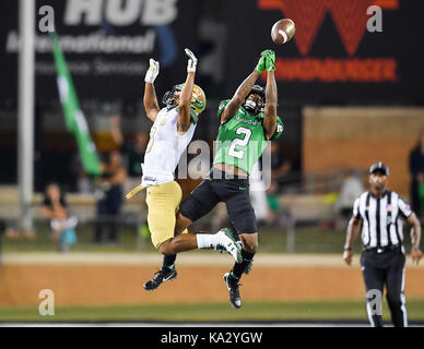 September 23, 2017:.uab Blazers wide receiver Ronnie Turner Jr. (8) hat die Vergehen geklopft, die von North Texas Mittelgrün Defensive zurück Eric Jenkins (2) während einer NCAA Football Spiel zwischen der Univerisity Alabama Birmingham Blazer und der North Texas Mean-Green Adler bei Apogee Stadion in Denton, Texas. Manny Flores/CSM Stockfoto