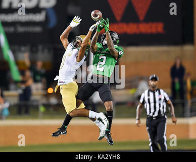 September 23, 2017:.uab Blazers wide receiver Ronnie Turner Jr. (8) hat die Vergehen geklopft, die von North Texas Mittelgrün Defensive zurück Eric Jenkins (2) während einer NCAA Football Spiel zwischen der Univerisity Alabama Birmingham Blazer und der North Texas Mean-Green Adler bei Apogee Stadion in Denton, Texas. Manny Flores/CSM Stockfoto