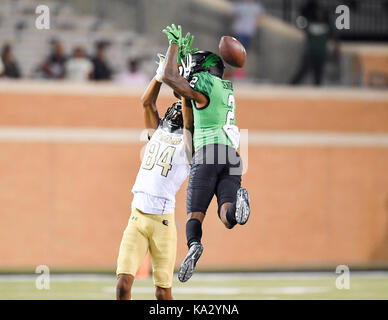 September 23, 2017:.uab Blazers wide receiver Justin Walker (84) hat einen Pass, aufgeschlüsselt nach Nordtexas Mittelgrün Defensive zurück Eric Jenkins (2) während einer NCAA Football Spiel zwischen der Univerisity Alabama Birmingham Blazer und der North Texas Mean-Green Adler bei Apogee Stadion in Denton, Texas. Manny Flores/CSM Stockfoto