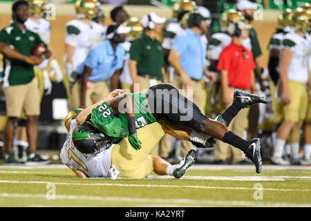 September 23, 2017:.uab Blazers quarterback A.J. Erdely (11) ist in den Boden durch Nordtexas Mittelgrün linebacker E.J. angetrieben Ejiya (22) Während ein NCAA Football Spiel zwischen der Univerisity Alabama Birmingham Blazer und der North Texas Mean-Green Adler bei Apogee Stadion in Denton, Texas. Manny Flores/CSM Stockfoto