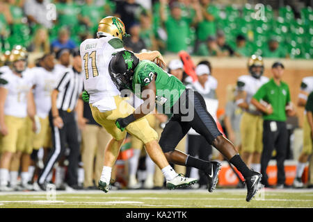 September 23, 2017:.uab Blazers quarterback A.J. Erdely (11) ist in den Boden durch Nordtexas Mittelgrün linebacker E.J. angetrieben Ejiya (22) Während ein NCAA Football Spiel zwischen der Univerisity Alabama Birmingham Blazer und der North Texas Mean-Green Adler bei Apogee Stadion in Denton, Texas. Manny Flores/CSM Stockfoto