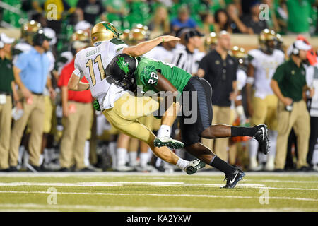 September 23, 2017:.uab Blazers quarterback A.J. Erdely (11) ist in den Boden durch Nordtexas Mittelgrün linebacker E.J. angetrieben Ejiya (22) Während ein NCAA Football Spiel zwischen der Univerisity Alabama Birmingham Blazer und der North Texas Mean-Green Adler bei Apogee Stadion in Denton, Texas. Manny Flores/CSM Stockfoto