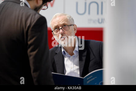 Brighton, UK. 25 Sep, 2017. Jeremy Corbyn der Führer der Labour Party den Besuch der Messestände von der Labour Party in Brighton Center heute: Simon Dack/Alamy leben Nachrichten Stockfoto