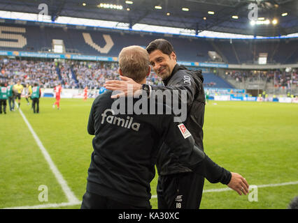 Ilia GRUEV r. (Trainer, DU) begruesst Trainer Markus ANFANG (KI), Fussball 2. Bundesliga, 8. Spieltag MSV Duisburg (DU)-Holstein Kiel (KI), am 22.09.2017 in Duisburg/Deutschland. | Verwendung weltweit Stockfoto