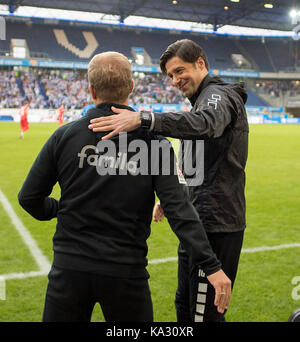 Ilia GRUEV r. (Trainer, DU) begruesst Trainer Markus ANFANG (KI), Fussball 2. Bundesliga, 8. Spieltag MSV Duisburg (DU)-Holstein Kiel (KI), am 22.09.2017 in Duisburg/Deutschland. | Verwendung weltweit Stockfoto