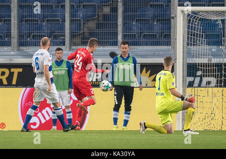 Dominick Drexler (KI) schiesst gegen Gerrit NAUBER l. (DU) und das 1:0 fiel Mark FLEKKEN r. (DU) das Tor zum 0:2, Aktion, Fussball 2. Bundesliga, 8. Spieltag MSV Duisburg (DU)-Holstein Kiel (KI), am 22.09.2017 in Duisburg/Deutschland. | Verwendung weltweit Stockfoto